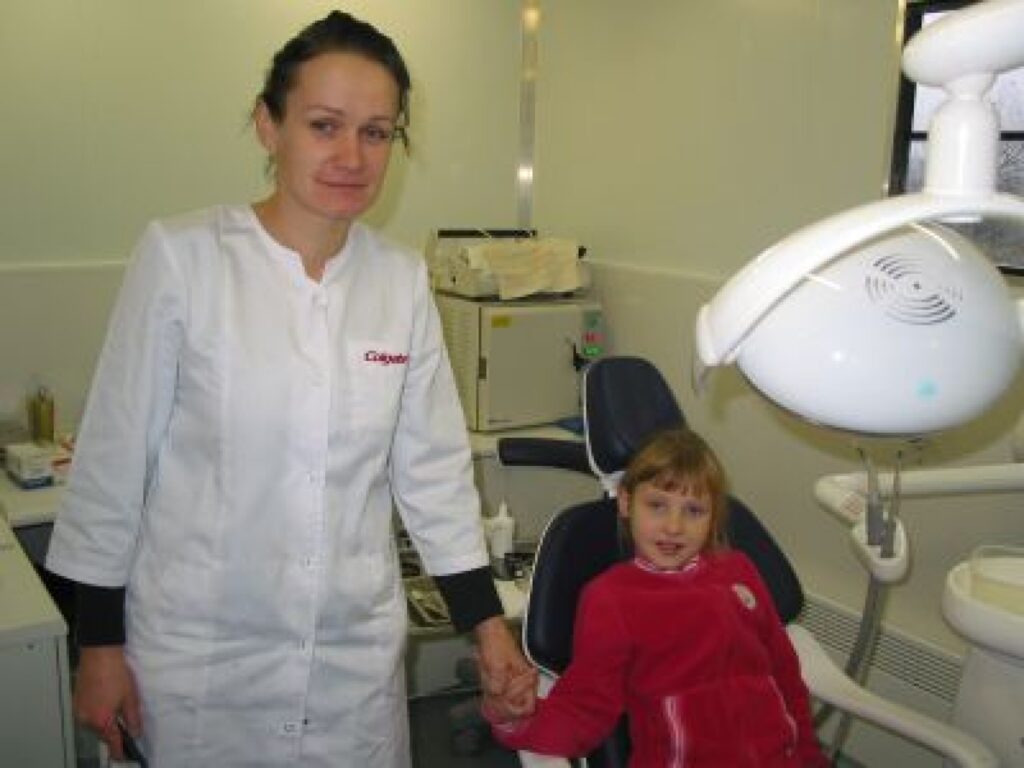 Pirmklasniece Sindija Ziemiņa zobu busiņā medicīnas māsai Stellai Rudzītei atzīst, ka nav nobijusies un priecājas, ka var izārstēt zobiņus.
Autors: Aivars Zilbers