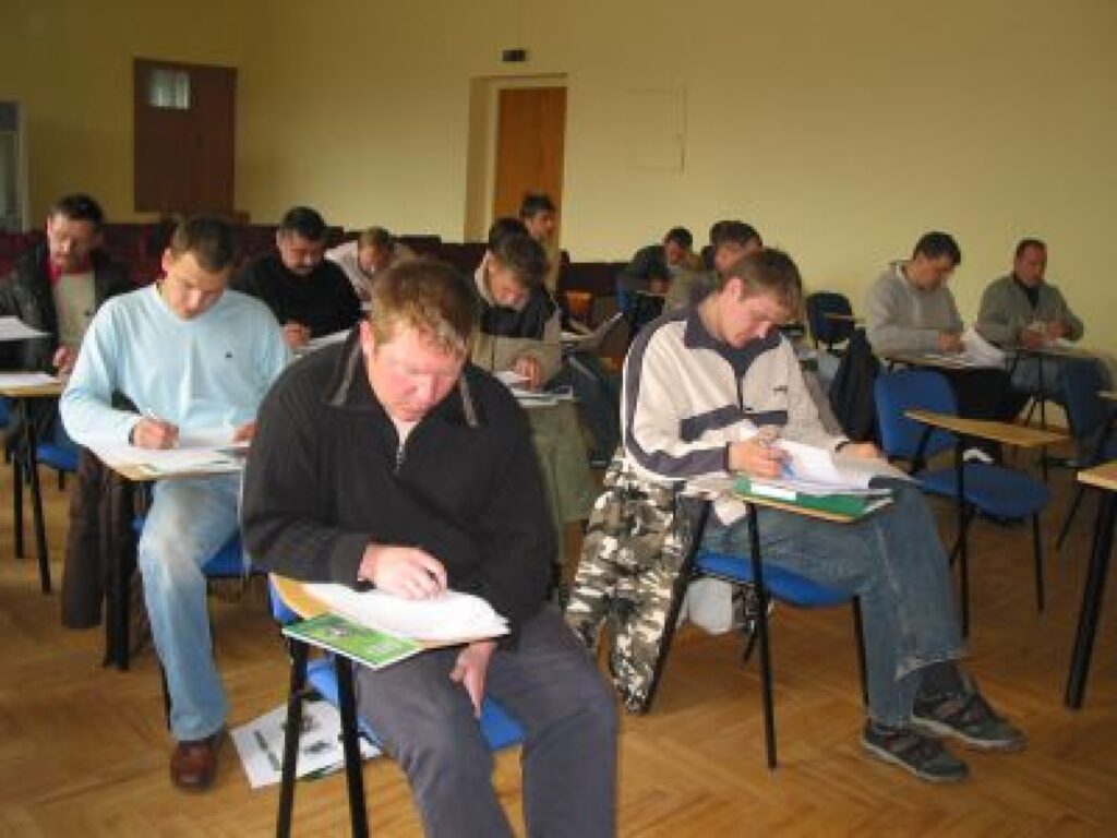 Nākamie mednieki kārto gala eksāmenu teorijā un atzīst, ka iespēja to darīt Valkā mednieku  apliecību iegūšanu padarījusi ērtāku.
Autors: Aivars Zilbers