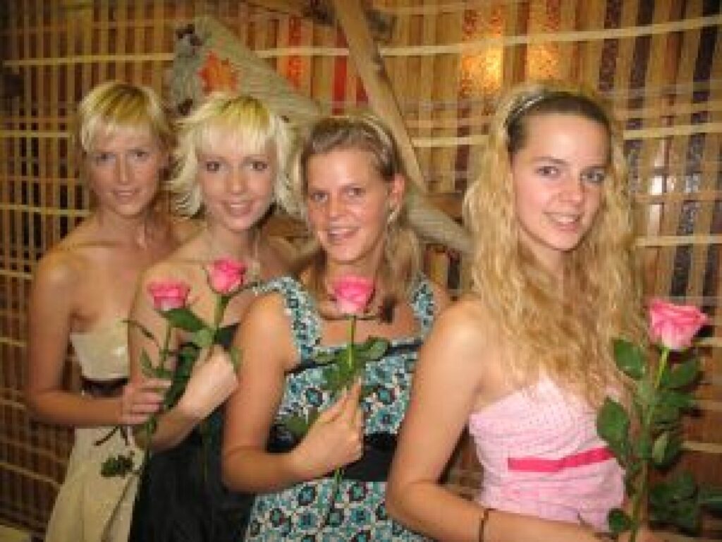 Pēc gandrīz pieciem gadiem atkal uz skatuves ir kopā dziedošās māsas – smiltenietes Lāsma (no kreisās), Liene, Līga un Inga: nu jau izaugušās savulaik mazās meitenes no ģimenes ansambļa “Smiltenes jampadracēni”.
Autors: No personīgā arhīva