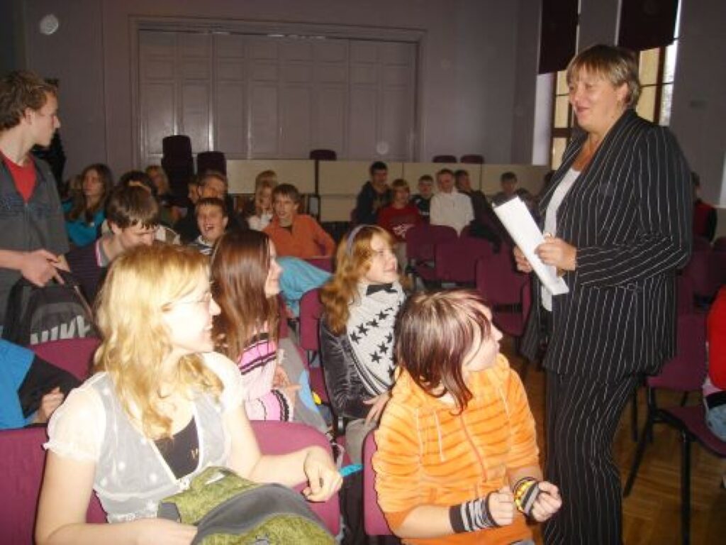 “Ja esat līdzjūtīgi un motivēti palīdzēt cilvēkiem, tad izvēlieties ģimenes ārsta profesiju,” Smiltenes ģimnāzijas 9. klases skolēnus aicina ģimenes ārste Guna Poikāne. 
Autors: Sandra Pētersone