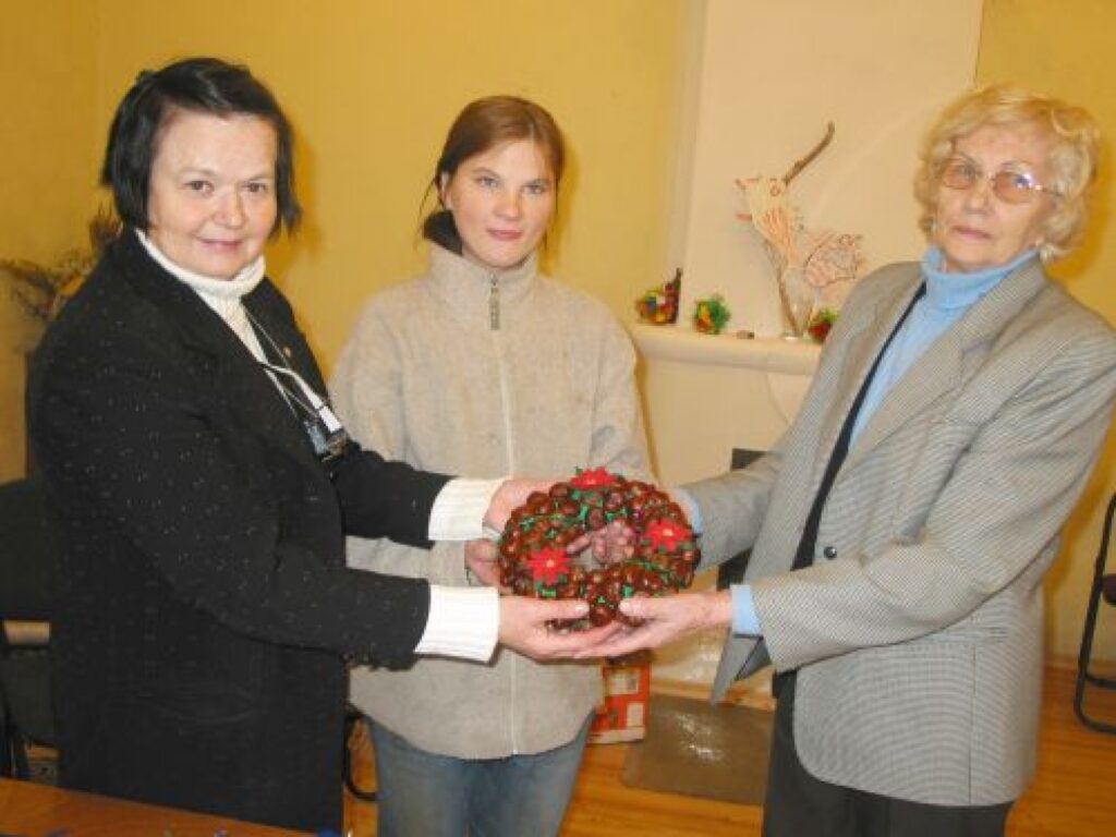 Latvijas Sarkanā Krusta Valkas komitejas izpilddirektore Gaļina Sokolova (no kreisās), ģimenes atbalsta centra aktīviste Inga Krīgere un psiholoģe Liliana Vanaga atzīst, ka uzdāvinātais vainags ir skaists un rada svētku noskaņu
Autors: Aivars Zilbers