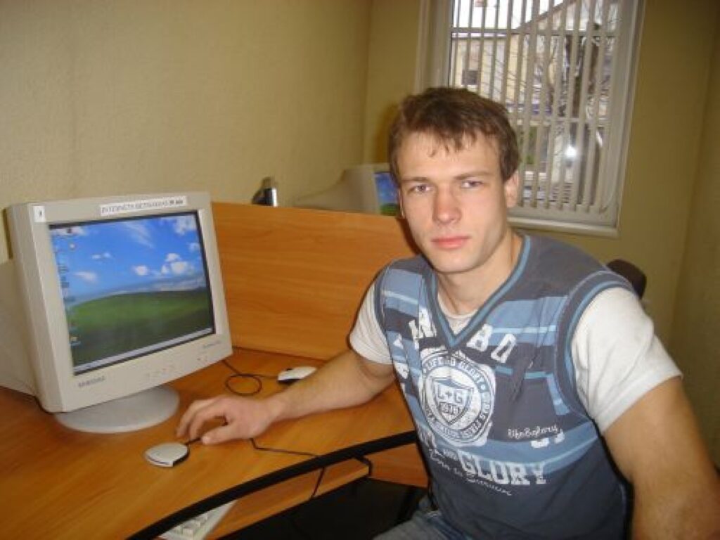 Smiltenes pilsētas bibliotēkas apmeklētājus par elektroniskā paraksta izmatošanas iespējām konsultē gan iestādes datortīklu administrators Juris Krūmiņš, gan bibliotekāri.
Autors: Sandra Pētersone