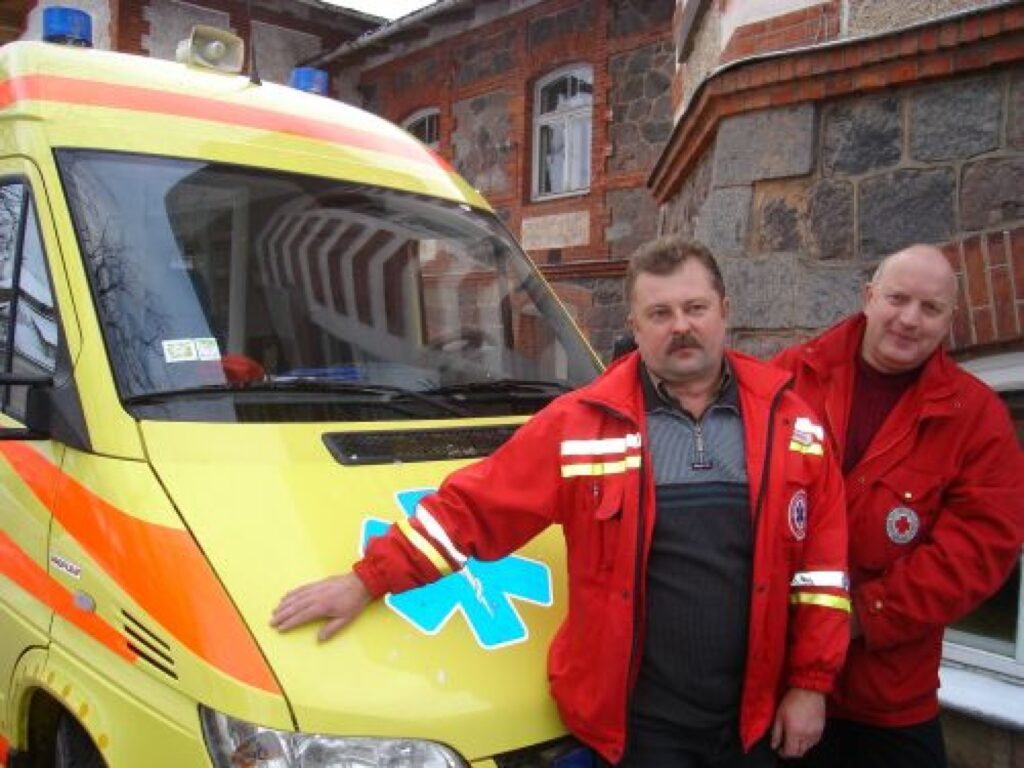 Sarkanā Krusta Smiltenes slimnīcas neatliekamās palīdzības šoferi Aigars Bāliņš (no labās) un Jānis Rabācis pie pacientiem mediķus ātri aizvedīs tad, ja saņems ātru, konkrētu izsaukumu. Taču daudzi smiltenieši, izsaucot “ātros”, joprojām zvana uz jau likvidētu numuru, to nemaz nezinot.
Autors: Sandra Pētersone