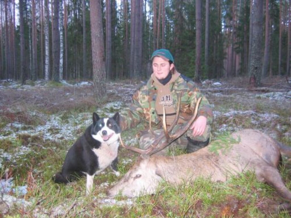 Toms Bērziņš kopā ar uzticamo suni Džero un savu pagājušās sezonas lielāko medījumu.
Autors: No personīgā arhīva