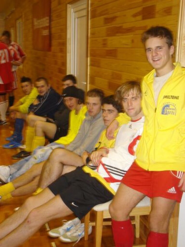 Smiltenes čempionātā telpu futbolā pirmajā kārtā rezultatīvākā spēlētāja godu pēc 12 gūtiem vārtiem ieguva Dāvis Gaigals (no labās), kurš spēlē komandā “Smiltenes Klondaika”. Attēlā – kopā ar vienu no komandas “FK Abuls” līderiem Ivaru Lukaševicu.
Autors: Sandra Pētersone