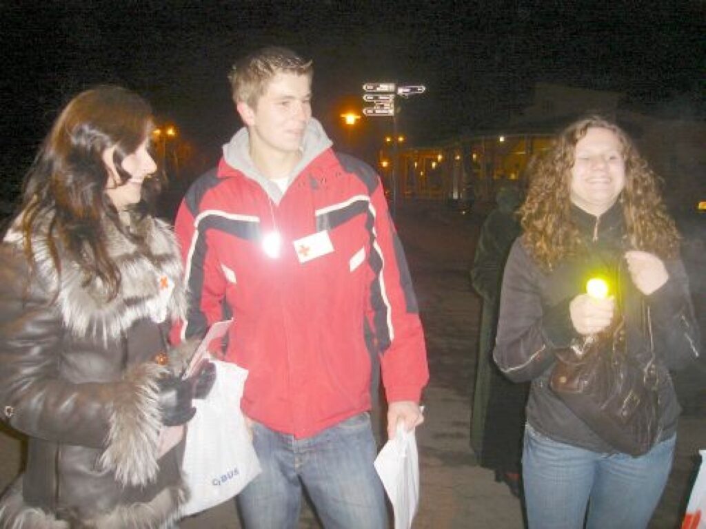  “Lietoju, jo gribu dzīvot,” atstarotāju dalīšanas kampaņā Zane Moroza (no labās) apliecina Viktorijai Balaševai - Samarskai un Jānim Jurisonam to, ka viņai atstarotājs jau ir.
Autors: Sandra Pētersone