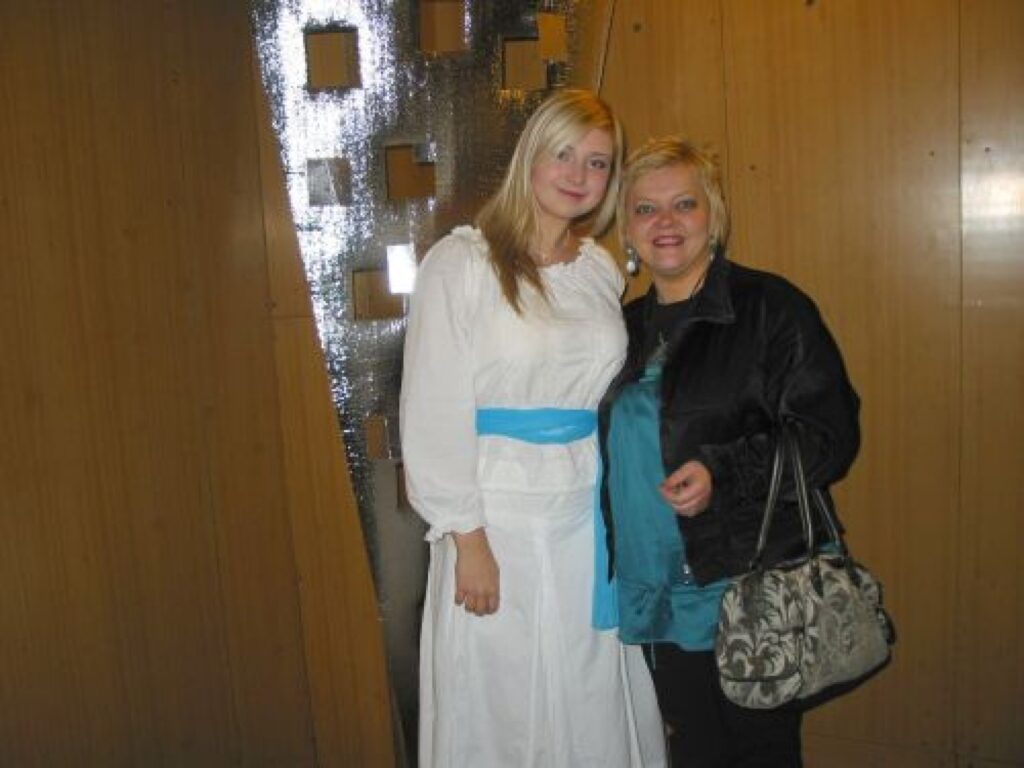 Vijciemiete Santa Jirgensone un vokālā pedagoģe Vita Bērziņa sestdien piedalījās starptautiskajā festivālā “Tikai debesīs  putni ir brīvi”.
Autors: Inga Karpova