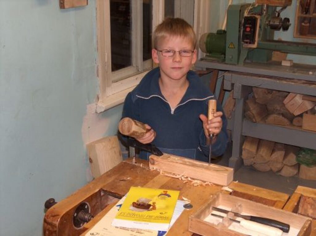 1. kursa audzēknis Artis Laursons ir radoša personība gan glezniecībā, gan darbā ar koku.
Autors: Aldis Dubļāns