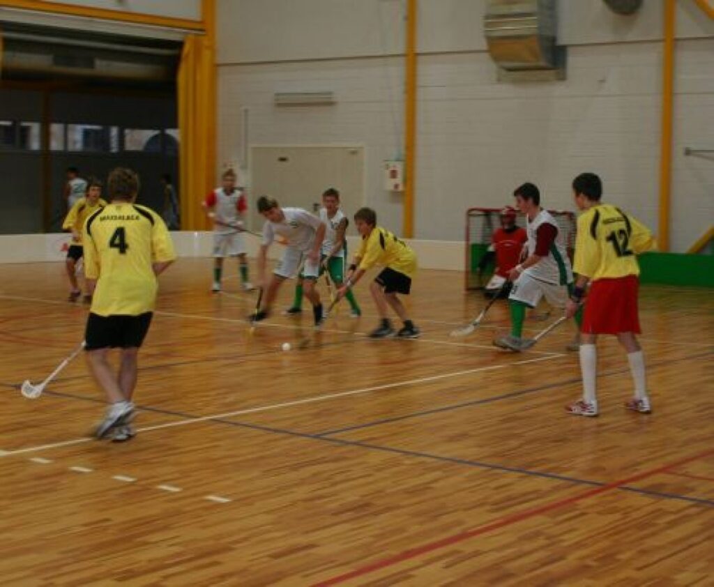 Ērģemiešu spēki pret Mazsalacas vidusskolas florbolistiem bija nepietiekami, iznākumā zaudējums – 0:2.
Autors: Aldis Dubļāns