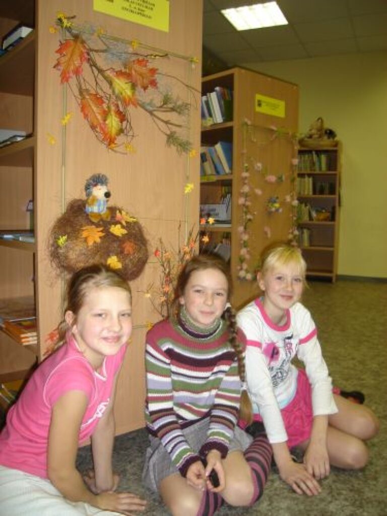 Līvai Trijēcei (no kreisās), Luīzei Kuzminai un Santai Dzenei no jaunajiem dekoriem Smiltenes bibliotēkas bērnu literatūras nodaļā vislabāk patīk šis – ar ezi, kurš sēd uz milzīgas, par sevi daudz lielākas bekas. 
Autors: Sandra Pētersone