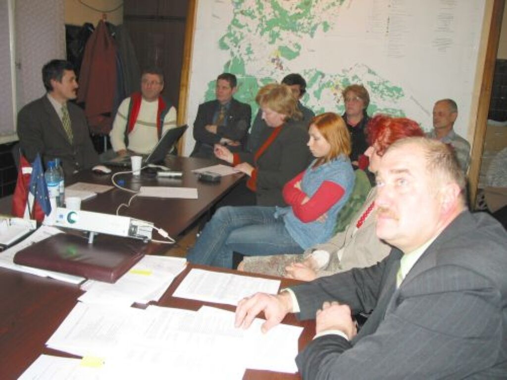 Topošā Valkas novada sabiedriskajā apspriešanā Valkas pagastā lielākoties piedalījās tikai vietējās pašvaldības vadītāji, deputāti un pilsētas domes speciālisti.
Autors: Aivars Zilbers