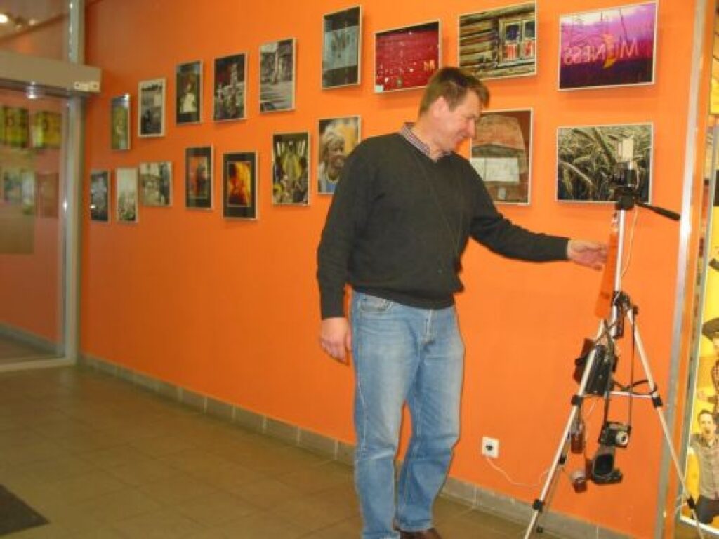 Tirdzniecības centra “Elvi” saimniecības daļas vadītājs Gundars Avotiņš ir apņēmības pilns rīkot aizvien jaunas izstādes.
Autors: Aldis Dubļāns