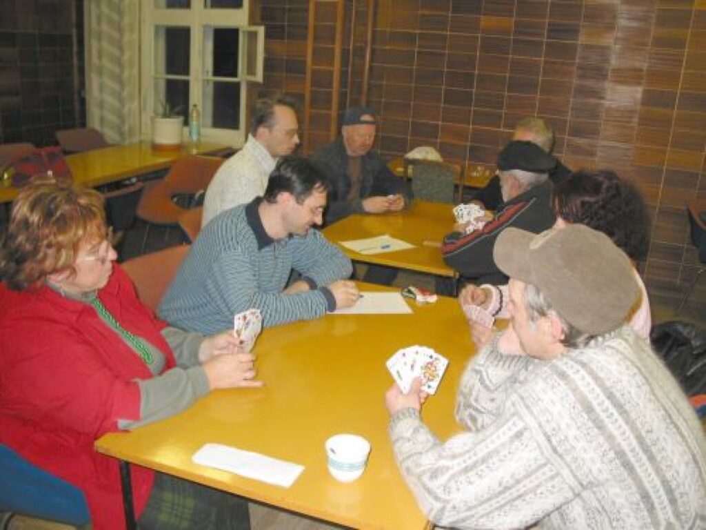 Mārīte Magone (no kreisās) zolīti spēle tikai relaksācijas un baudas dēļ. Spēlējot viņai aizmirstas visas problēmas.
Autors: Aldis Dubļāns