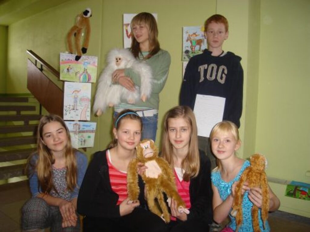 Palaidnīga, jautra, stipra. Tādu Pepiju Garzeķi savos darbos attēlo Smiltenes Trīs pakalnu pamatskolas skolēni:Dārta Meldere (1.rindā otrā no kreisās), Marta Velpe, Santa Dzene, Everita Kodratjeva (2. rindā) un Toms Ķerpe.
Autors: Sandra Pētersone