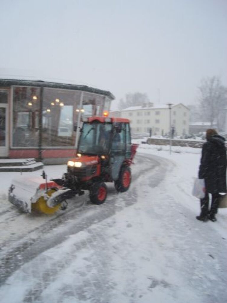 Smiltenes pilsētas pašvaldības uzņēmums “NKUP” nopircis jaunu tehniku, ar kuru  var arī tīrīt sniegu no ietvēm un uzlabot “NKUP” sniegto pakalpojumu kvalitāti. Ar jauno tehniku strādā Jānis Sīmanis.
Autors: Sandra Pētersone