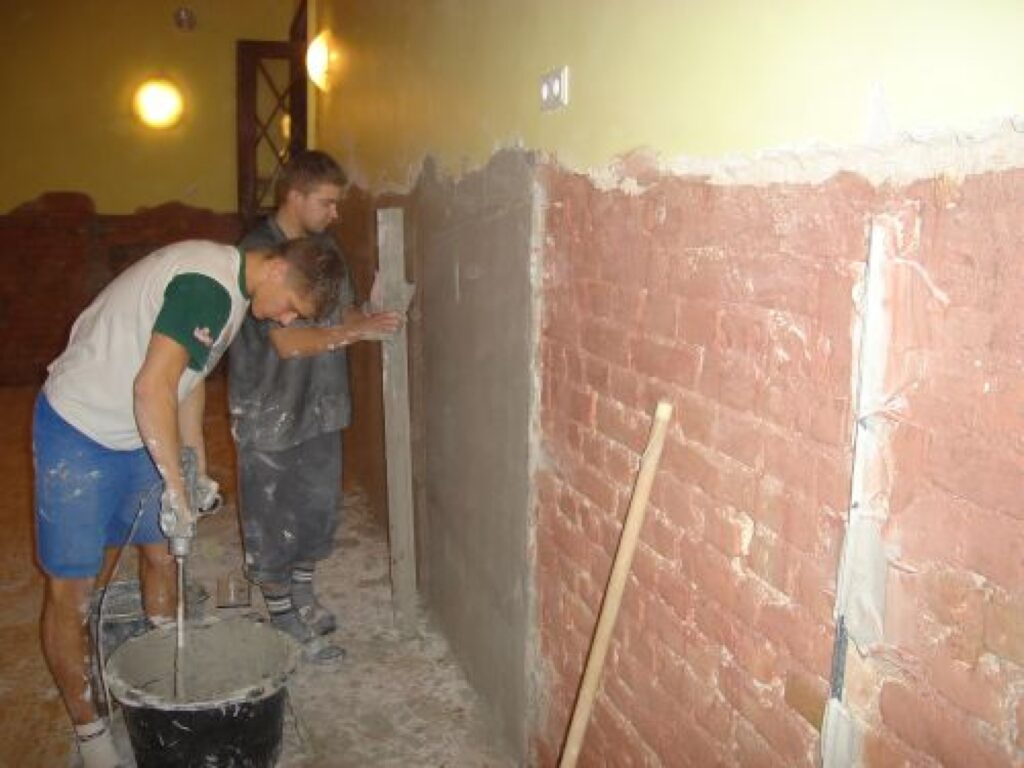  Vietā, kur Trikātas pamatskolas zālē agrāk atradās dekoratīvi koka paneļi, celtnieki Alvis Puriņš un Uģis Jakovļevs klāj apmetumu. Pēc trikātiešu protestiem vietējā pagastvara tomēr centīsies atjaunot pēc pašvaldības vadītājas lēmuma noplēstos paneļus.
Autors: Sandra Pētersone