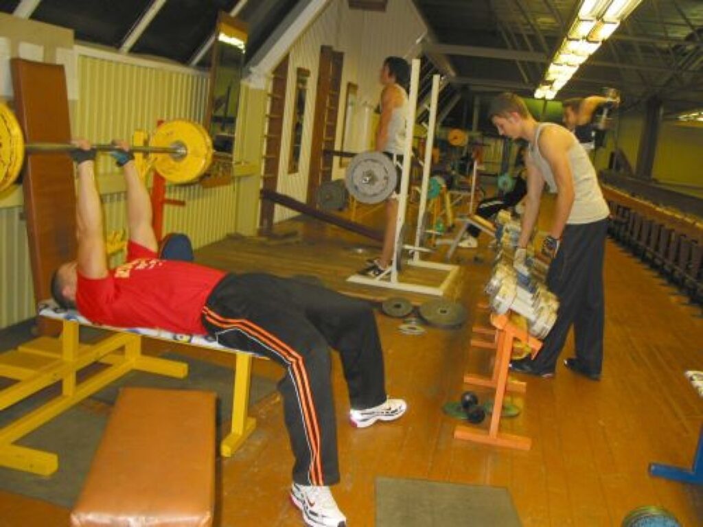 Grupa Valkas jauniešu trīs reizes nedēļā dodas uz trenažieru zāli Lauktehnikas mikrorajonā, lai iegūtu labas auguma proporcijas, veselību un, ko tur slēpt, arī pievilcību meiteņu acīs.
Autors: Aldis Dubļāns