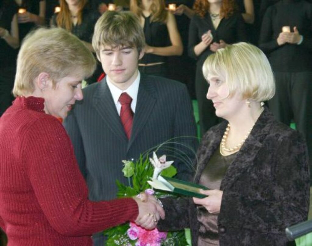 Šogad visvairāk pateicības vārdu izsacīts par latviešu valodas skolotāju Rutu Kriviņu. Viņu sveic skolas direktore un Aigars Naglis, kurš bija skolas direktors 5. oktobrī Skolotāju dienā.
Autors: Aldis Dubļāns