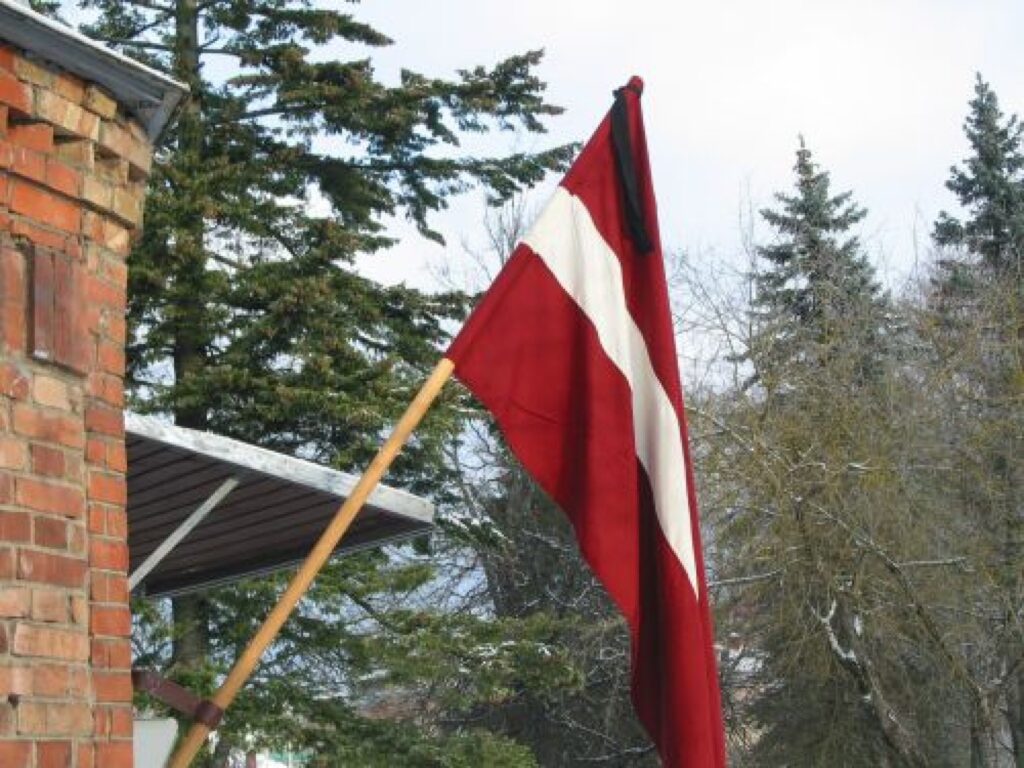 Karogs sēru noformējumā pie pilsētas galvenās ielas plīvoja vismaz pāris stundu.
Autors: Aivars Zilbers