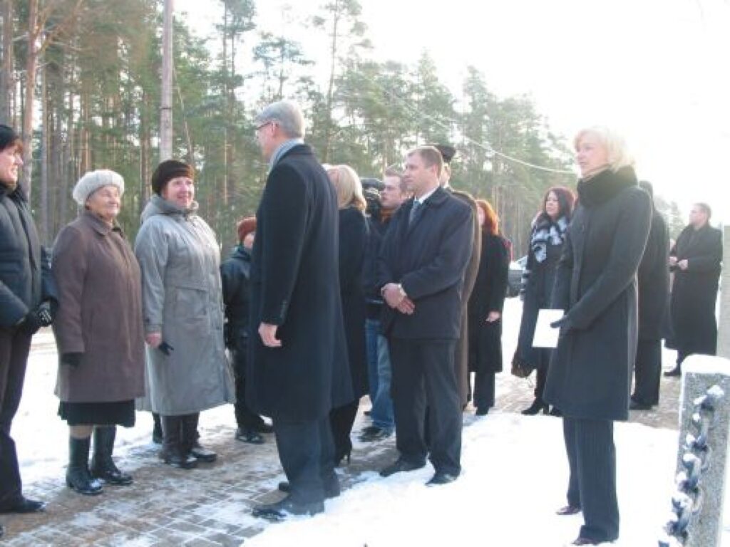 Pirmā tikšanās ar valcēniešiem prezidentam Valdim Zatleram notika Varoņu kapos.
Autors: Aldis Dubļāns