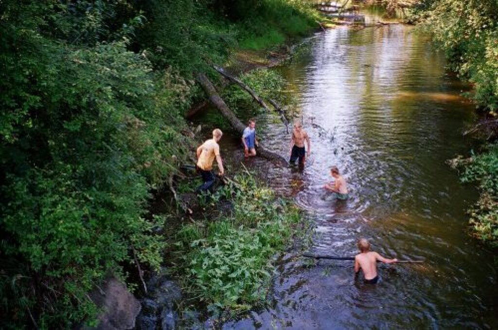 Vijciema pagasta jaunieši sakopj Vijas upi.
