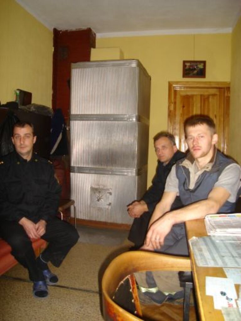 Smiltenes dome rīt iekšlietu ministram lūgs komentāru par jauna ugunsdzēsēju depo būvi Smiltenē. Valsts ugunsdzēsības un glābšanas dienesta posteņa attīstību pilsētā kavē  nepiemērotās telpas, kam piekrīt vada komandiera pienākumu izpildītājs Dainis Čukurs (no labās), šoferis Jānis Ločmelis, un ugunsdzēsējs glābējs Zandis Dišlers
Autors: Sandra Pētersone