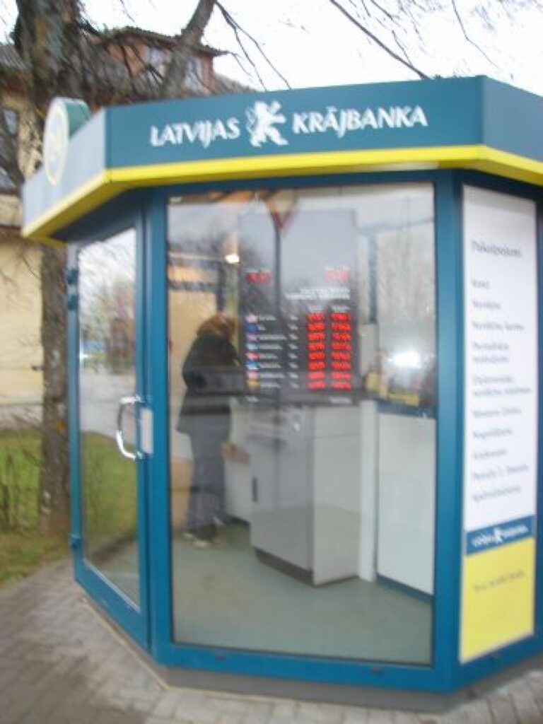Strenčos ierastā režīmā atsācis strādāt “Latvijas Krājbankas” minibankas bankomāts. Pāris dienas strencēnieši nevarēja papildināt skaidras naudas krājumus, jo kāds sadauzīja bankomāta ekrānu.
Autors: Sandra Pētersone