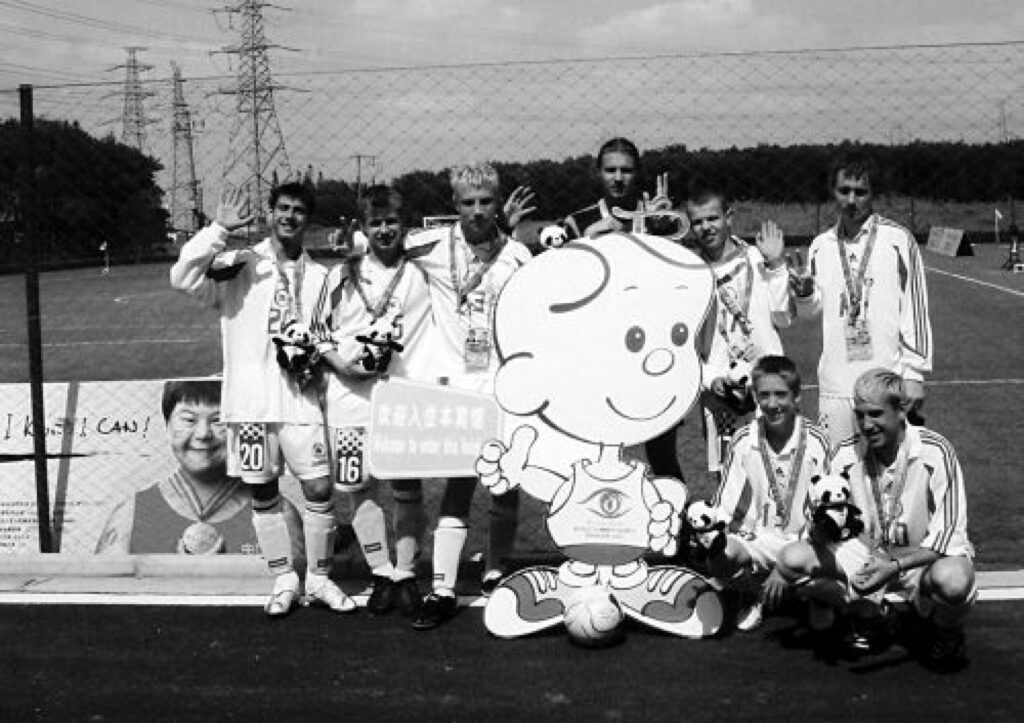 Palsmanes speciālās internātpamatskolas audzēkņi Sandis Dzenis (2. rindā pirmais no labās) un Edgars Strazdiņš (blakus) šoruden nokļuva Ķīnas lielpilsētā Šanhajā, kura uzņēma  speciālās vasaras olimpiskās spēles.
Autors: No personīgā arhīva