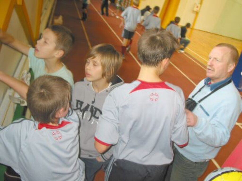 Valcēniešu spēlēm rūpīgi līdzi sekoja un padomus pārtraukumos deva arī futbola menedžeris Ivars Meļķis
Autors: Aldis Dubļāns