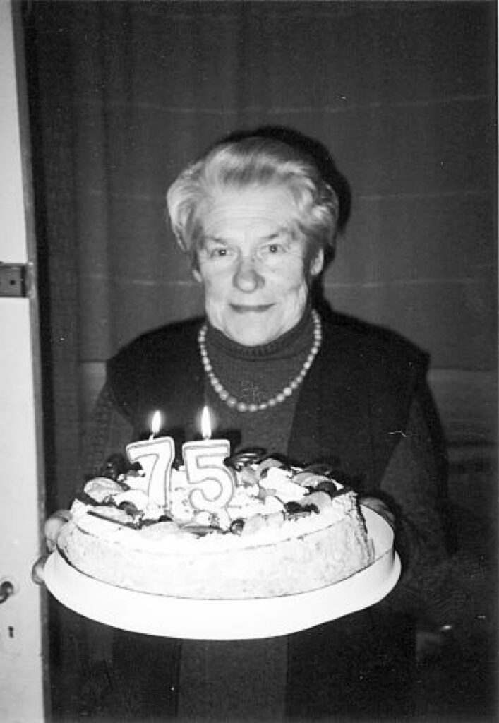  “Teātris paņem cilvēku visu. Nevar tā, - nostrādāju astoņas stundas un vairs par to nedomāju,” atzīst Strenču Tautas teātra bijusī ilggadējā režisore Hilda Ņikitina. Viņai piektdien piešķirs apbalvojumu “Strenču pilsētas Goda pilsonis”
Autors: No personīgā arhīva