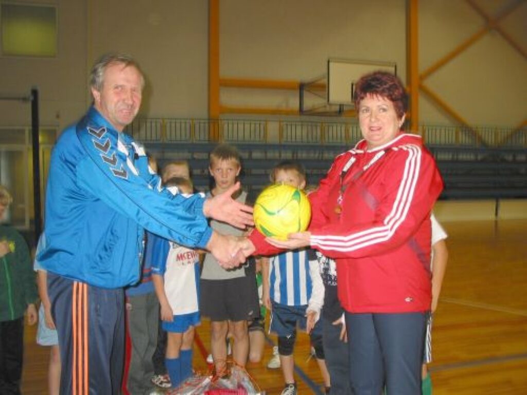 Valkas domes sporta dzīves speciāliste Nadežda Blūma futbola trenerim Valērijam Kriviņam pasniedz 25 komplektus sporta tērpu un 10 bumbas.
Autors: Aldis Dubļāns