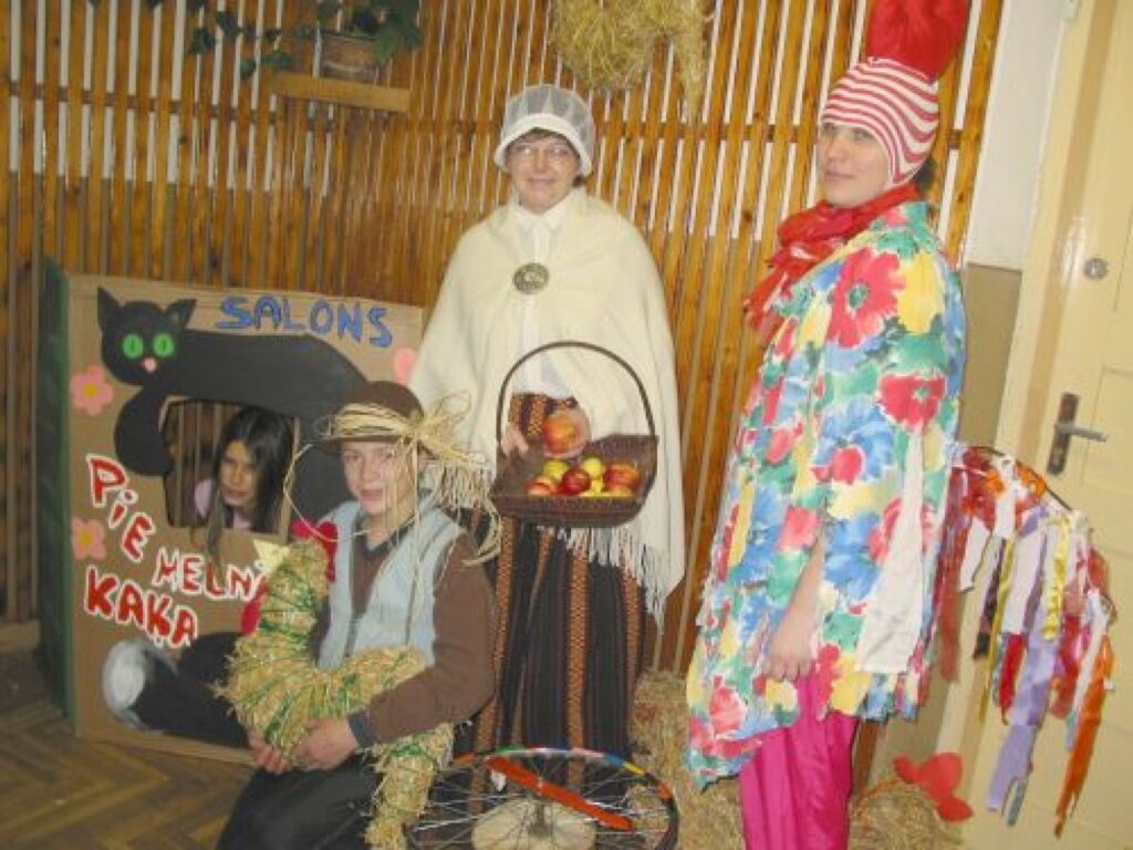 Mārtiņdienas svinībās izdevību ierasties čigānietes salonā “Pie melnā kaķa” izmantoja gan Mārtiņgailis, gan saimniece, gan pats Mārtiņš. 
Autors: Aivars Zilbers