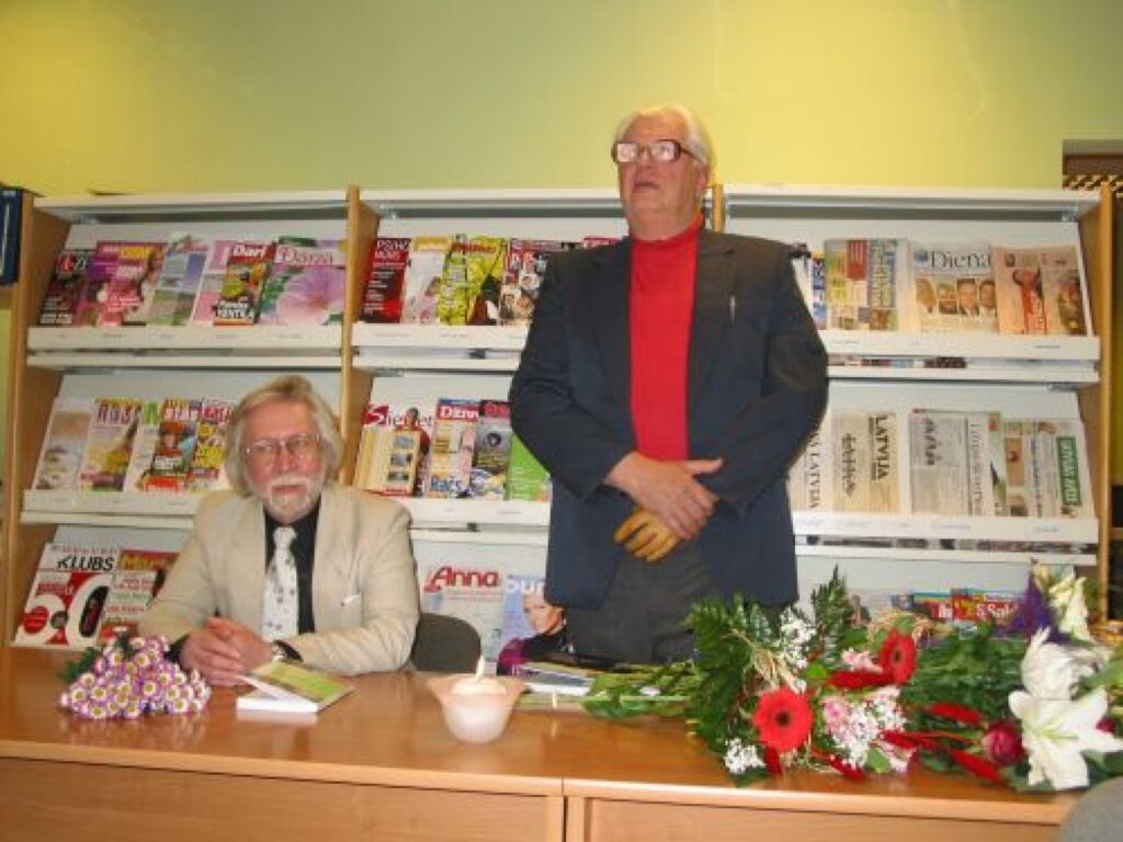 Starp Arturu Gobu (no labās) un apgāda “Daugava” direktoru Viesturu Vecgrāvi jau vairākus gadus ir izveidojusies laba sadarbība grāmatu izdošanā.
Autors: Aivars Zilbers