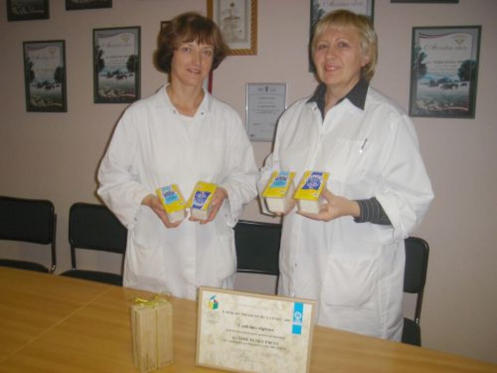 Akciju sabiedrības “Smiltenes piens” ražošanas meistare Aija Duka (no kreisās) un ražošanas vadītāja, tehnoloģe Gita Tiltānova ir gandarītas, jo novērtēta ne vien smilteniešu ražotā biezpiena kvalitāte, bet arī iepakojums.
Autors: Sandra Pētersone