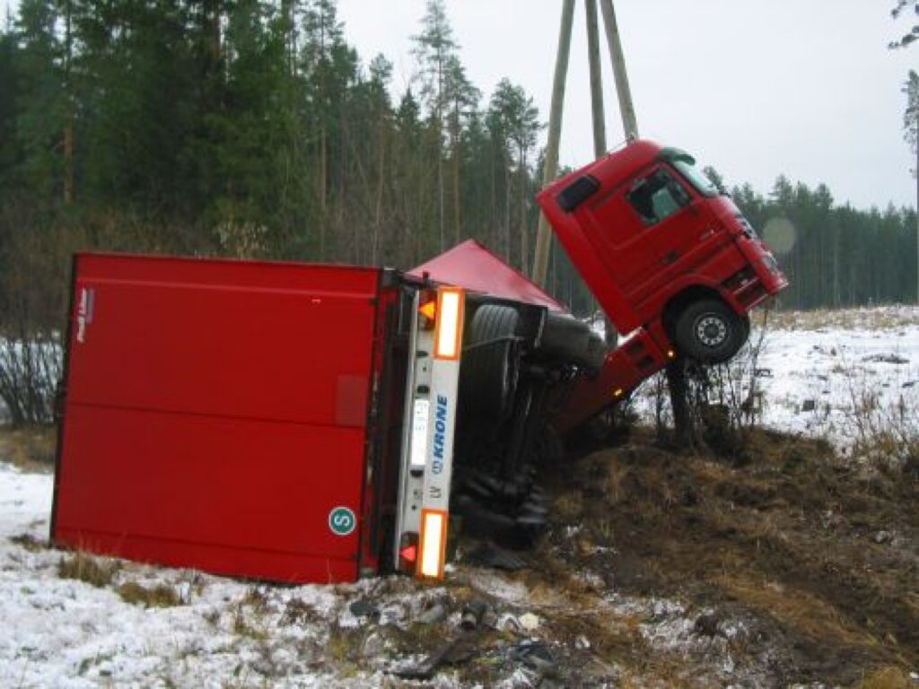 Avārijas sekas varēja būt daudz bēdīgākas, ja no trieciena pārtrūktu elektrības vadi.
Autors: Aivars Zilbers