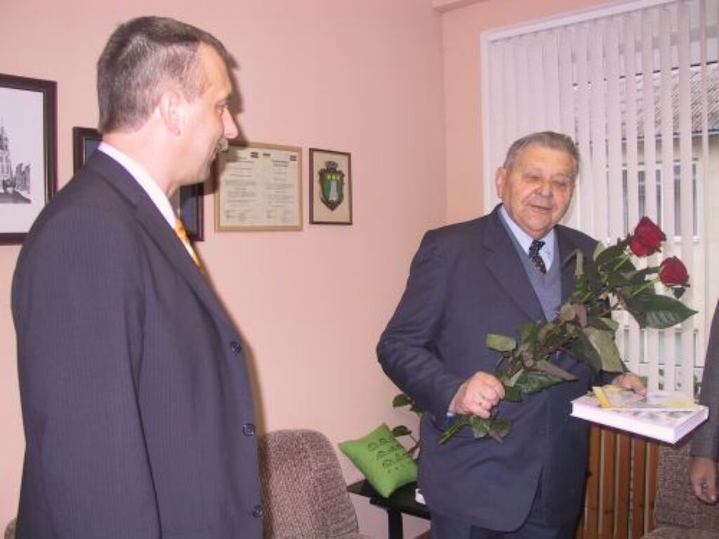 Smiltenes pilsētas domes priekšsēdētājs Ainārs Mežulis ir patīkami pārsteigts, ka pirms Lāčplēša dienas, turklāt savā jubilejā, uz Smilteni ar dāvanām atbraucis Jānis Vējiņš (no labās). “Cilvēks, kurš ir dzīva leģenda,” teic Smiltenes mērs.
Autors: Sandra Pētersone