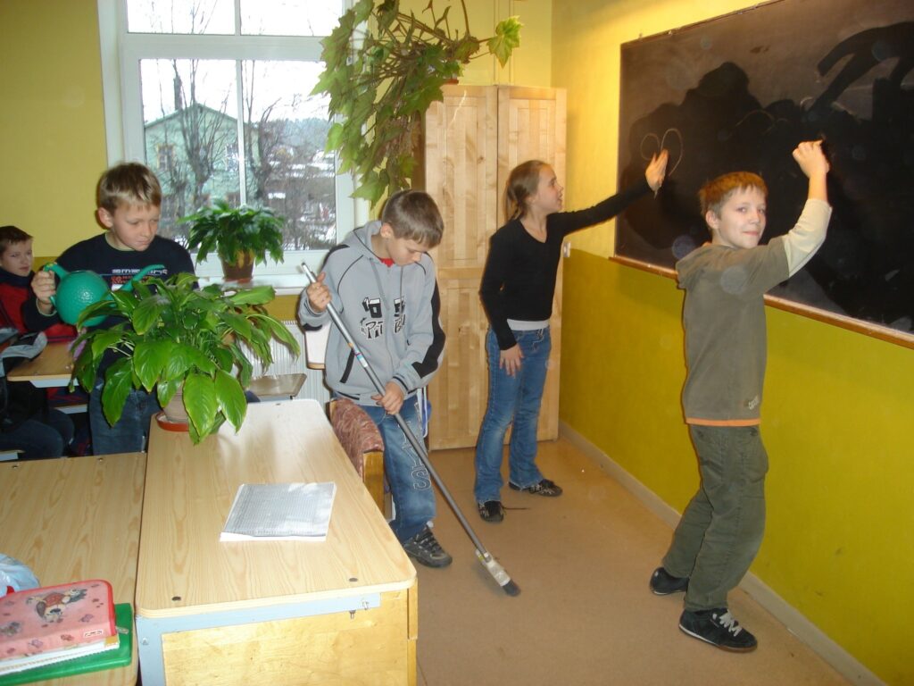 Par kārtību savā klasē rūpējas arī 5. klases skolēni.
Autors: Santa Sinka