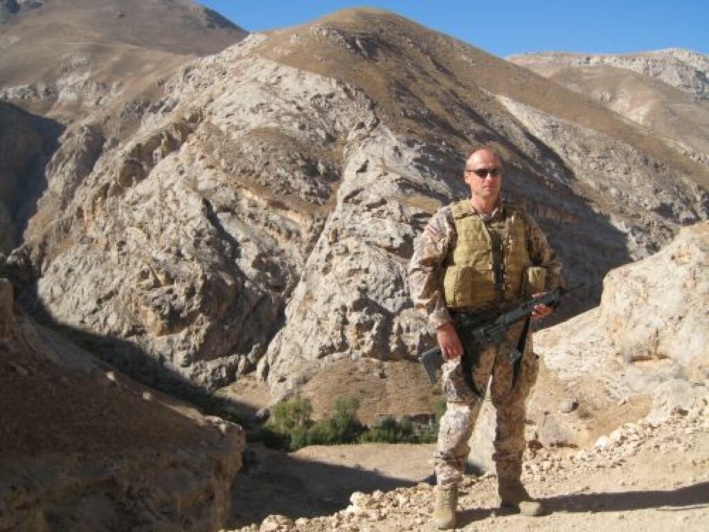 “Es nebraucu naudas dēļ, tāpat kā lielākā daļa zemessargu mūsu nodaļā,” par militāro misiju Afganistānā saka smiltenietis zemessardzes virsleitnants Aigars Savickis.
Autors: No personīgā arhīva