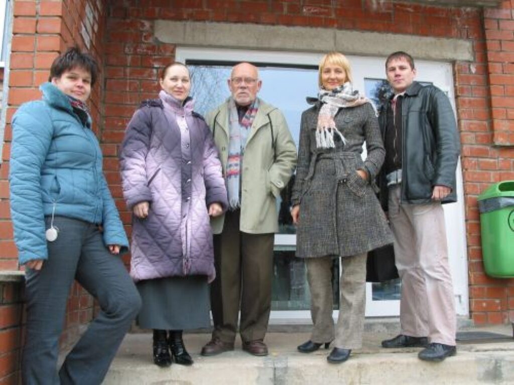 Strenču mūzikas skolas pedagogi Ralda Ziemule (no kreisās), Jeļena Tēraudkalne, Tālivaldis Dubavs, Inese Niklaviča un Jānis Silakalns kopā ar citiem pedagogiem panākuši, ka šomēnes Strenči kļuvuši par mazu koncertzemi.
Autors: Aivars Zilbers