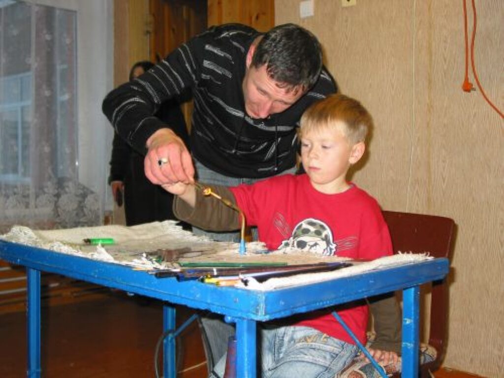 Valkas bērnudārza “Pasaciņa” audzēknis Aivars Rullis no sakarsēta stikla mēģina uzpūst stikla bumbu. Viņam palīdz stikla pūtējs Artūrs Virbulis.
Autors: Inga Karpova