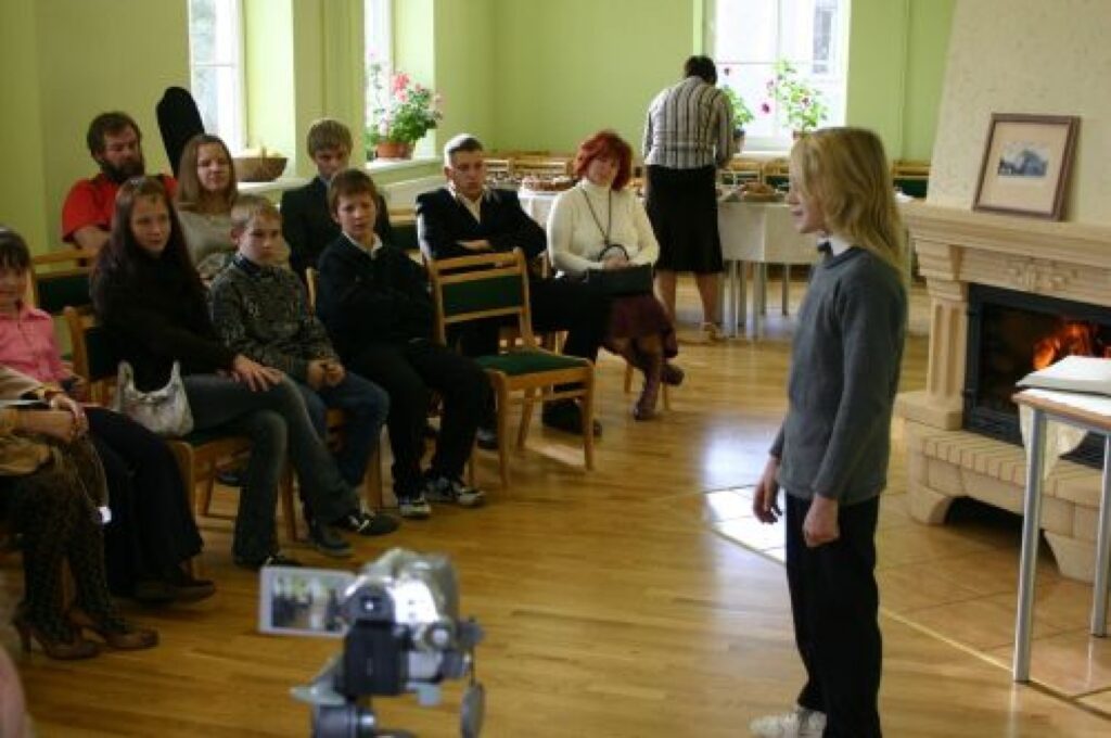 Kad žūrijas dalībnieki pajautāja, vai Armīns Zīvers no Ēveles pamatskolas arī skolas telpās ir tikpat nenogurdināms stāstnieks kā konkursā, skolotājas atbildēja apstiprinoši.
Autors: Aldis Dubļāns