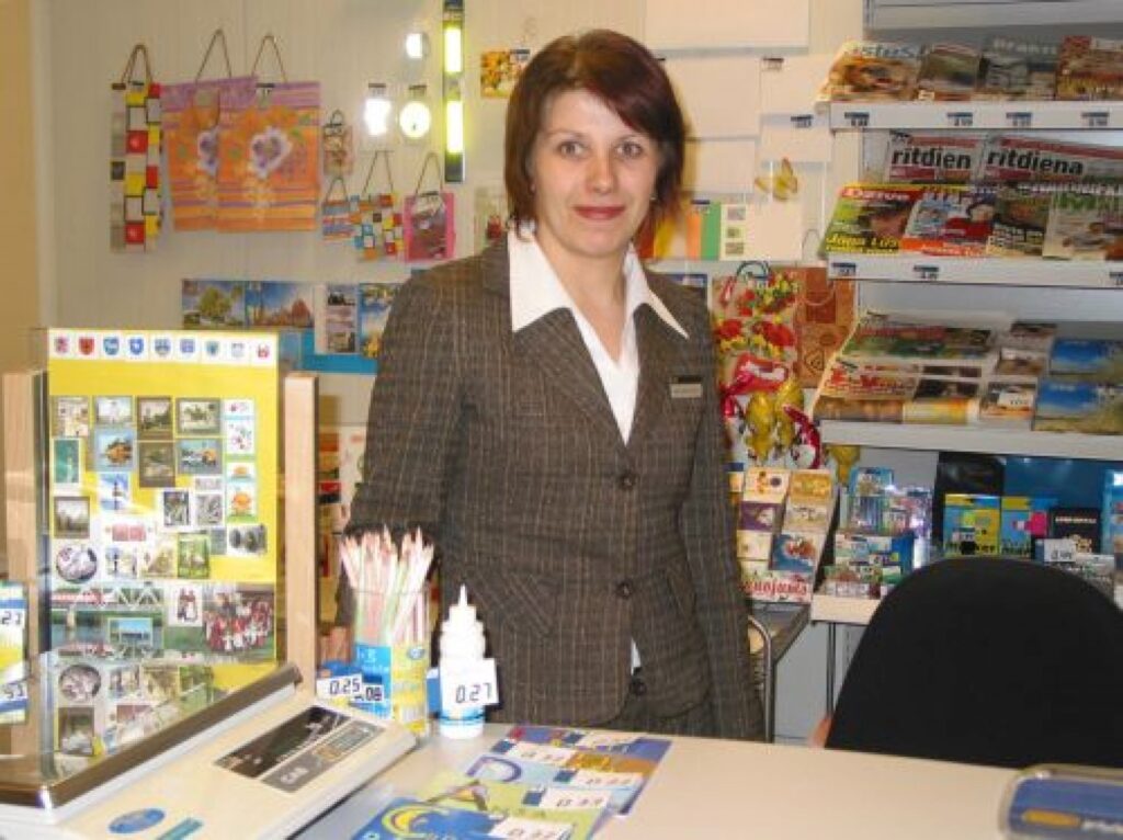 Valkas 2. pasta nodaļas operatore Solvita Sprancmane apgalvo, ka nodaļai jau ir izveidojies pastāvīgu klientu loks.
Autors: Aivars Zilbers