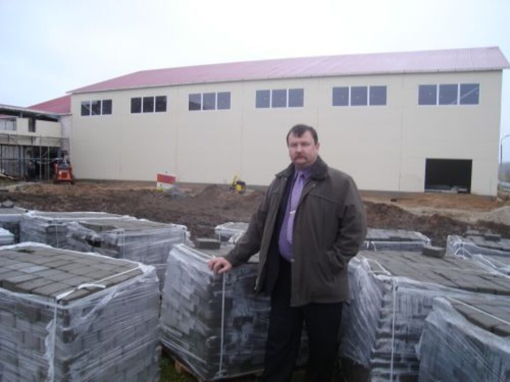 Variņu pamarskolas sporta zāles ēka jau ir zem jumta. Pagasta pašvaldības vadītājs Uldis Birkenšteins cer, ka skolēni tur varēs sportot no nākamā gada marta.
Autors: Sandra Pētersone