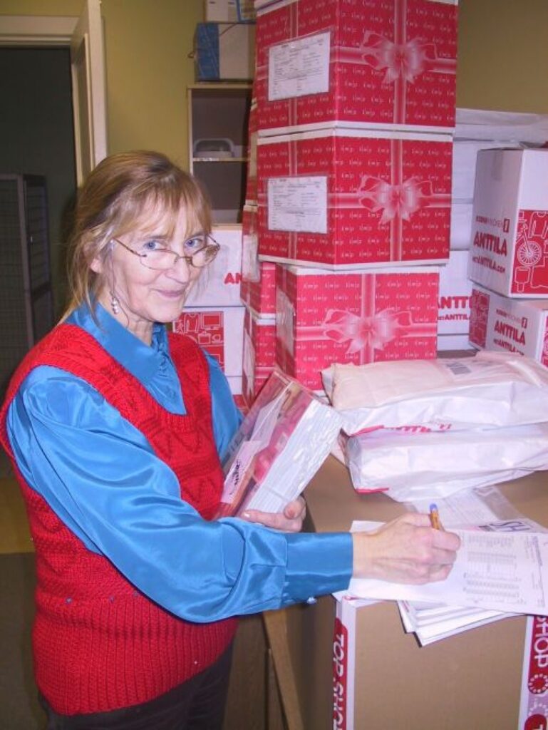 Arī “Latvijas pasta” Smiltenes nodaļas pasta apmaiņas operatore Aija Spolīte  uzklausījusi smilteniešu jautājumus, kāpēc avīzes un žurnālus savās pastkastītēs viņi saņem par vairākām stundām vēlāk.
Autors: Sandra Pētersone