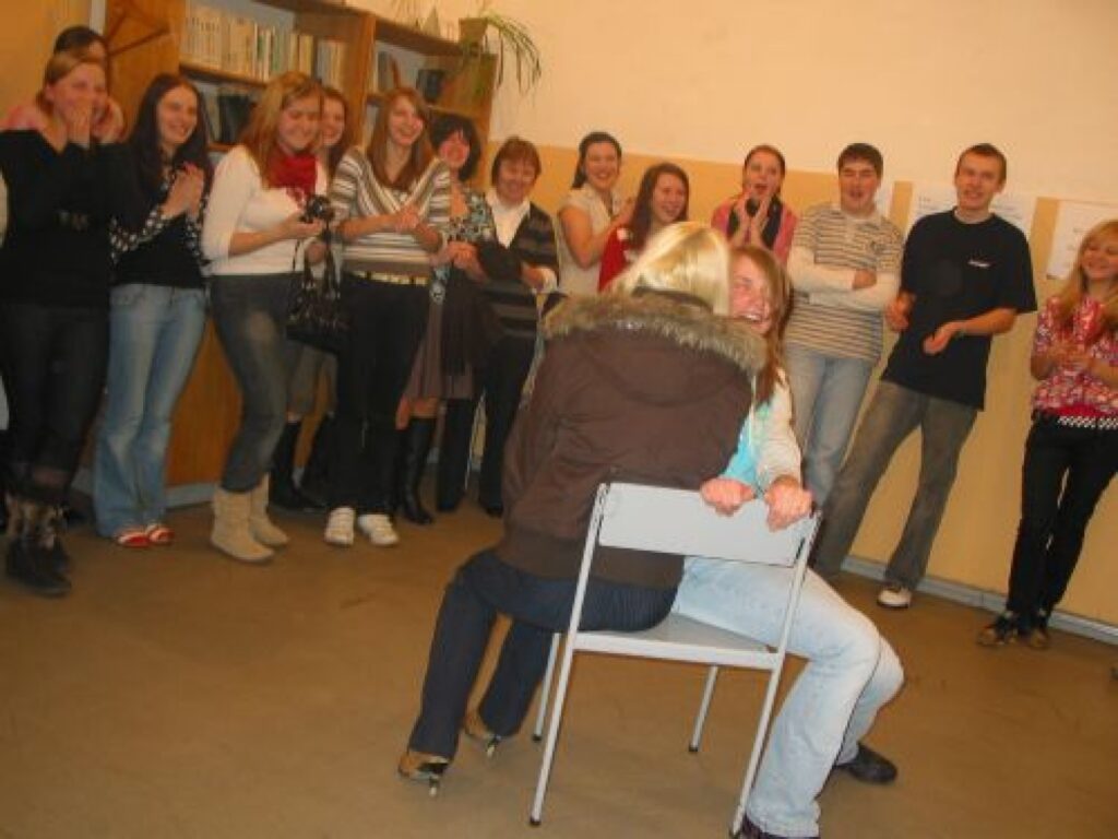 12.d un 10.a klases skolēni sacenšas par uzvarētāja titulu spēlē ar krēsliem.
Autors: Aldis Dubļāns