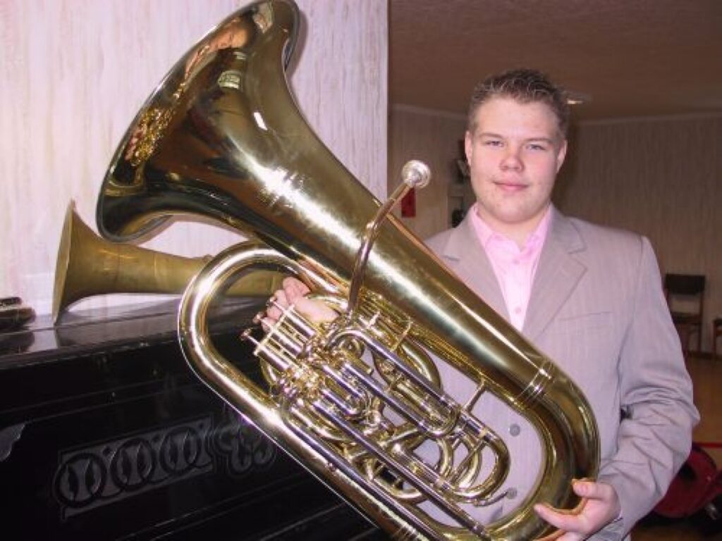  Smiltenes mūzikas skolas audzēknis Kaspars Šmits turpmāk konkursos piedalīsies ar savu personīgo tubu.
Autors: Sandra Pētersone