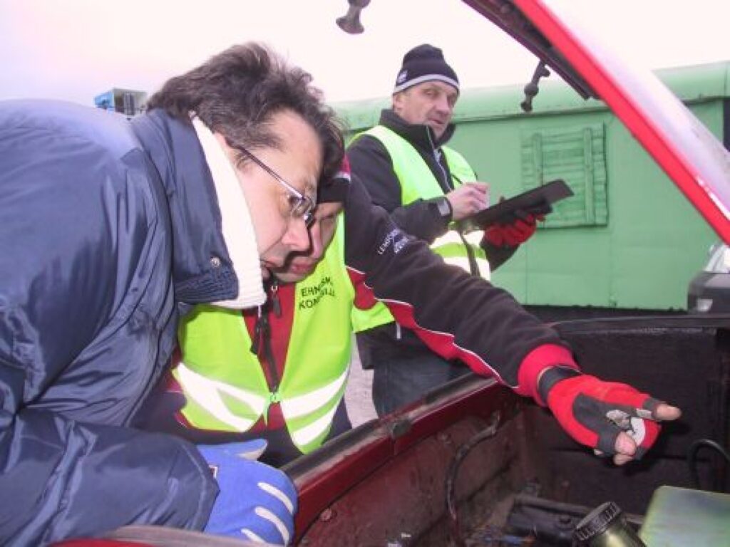 VAZ tusa idejas autors rencēnietis Uģis Banders (no kreisās) pārbauda, kas žigulim “paslēpts” bagāžniekā.
Autors: Sarmīte Ozola