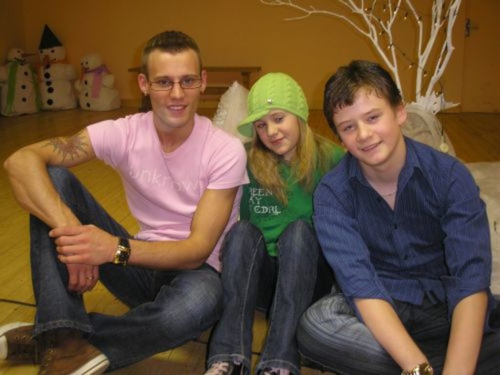 Smiltenieši Artūrs Caune (no labās) un Linda Golovina stāsta, ka labdarības pasākumu laikā sadraudzējušies ar  Kasparu Markševicu.
Autors: No personīgā arhīva