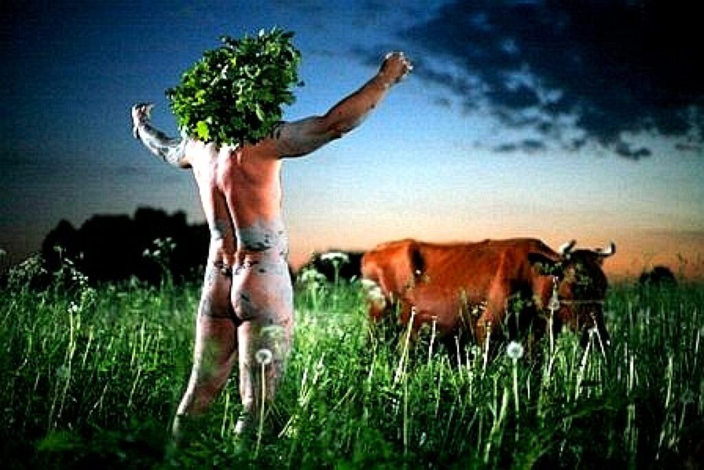 Kadrs no jaunās Latvijas, Šveices, Lielbritānijas komēdijas ”Jāņu nakts”, kura Smiltenē piedzīvos pirmizrādes ārpus Rīgas.