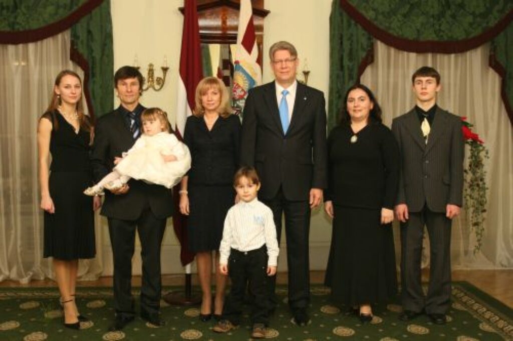 Ragžu ģimene no Vijciema pagasta ir viena no Latvijas kuplajām un stiprajām ģimenēm, kuras pirms gadu mijas viesojās Rīgas pilī un iededza pils laukuma lielo egli.
Autors: No personīgā arhīva